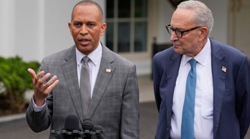 During the meeting of the White House, Hake Jeffries saw the hat "Trump 2028" and asked JD Vance "Hey, bro, do you have a problem?" | Luck